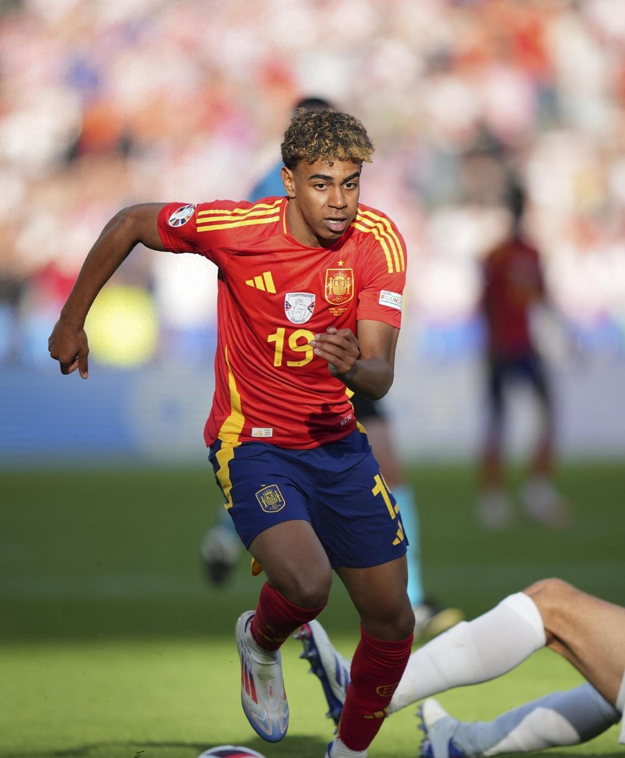 DB电竞平台登录-包含欧预赛赛场上球员技术高超，对垒如火如荼的词条