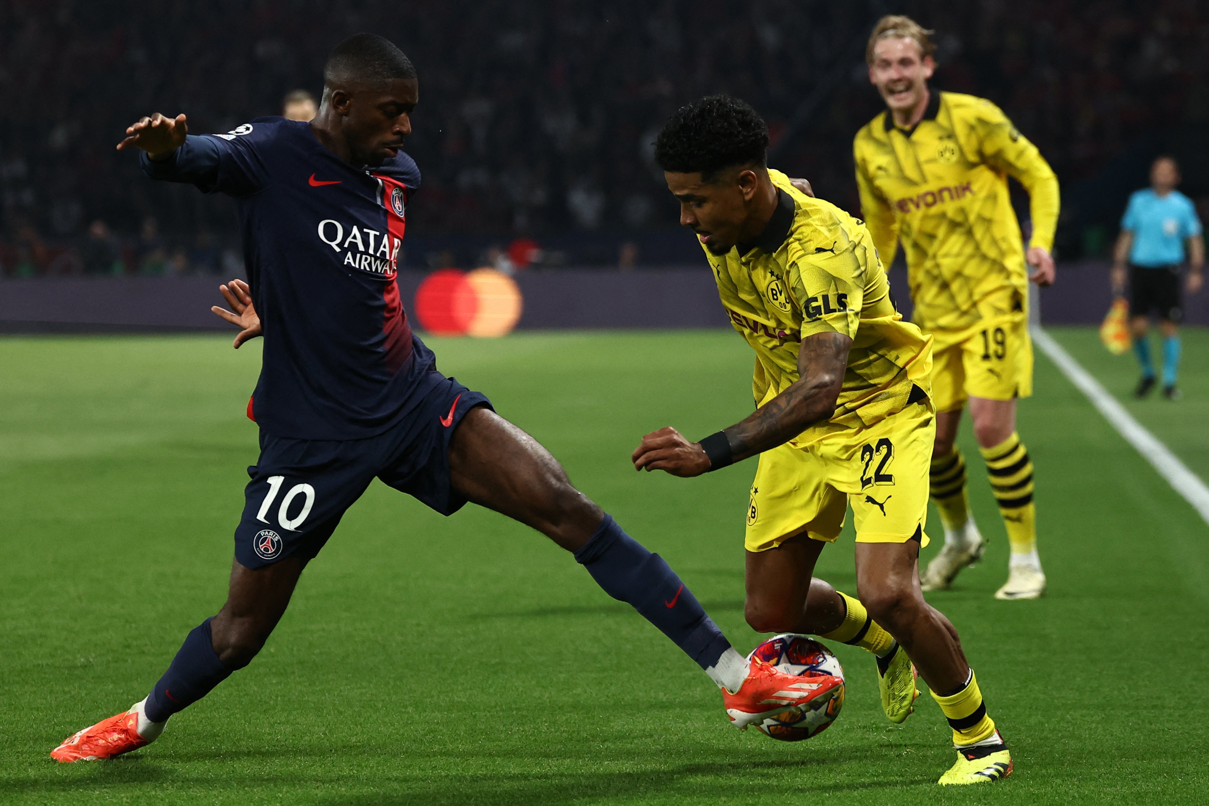 沙尔克球队迎战多特蒙德，备战火力全开