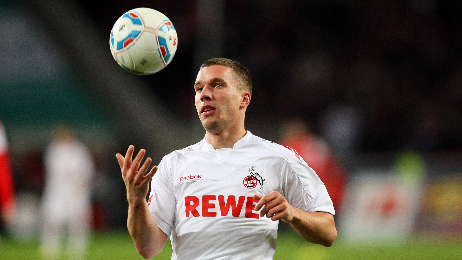 引擎轰鸣之夜,法比尼奥如何成为F1新赛季揭幕战的绝对焦点